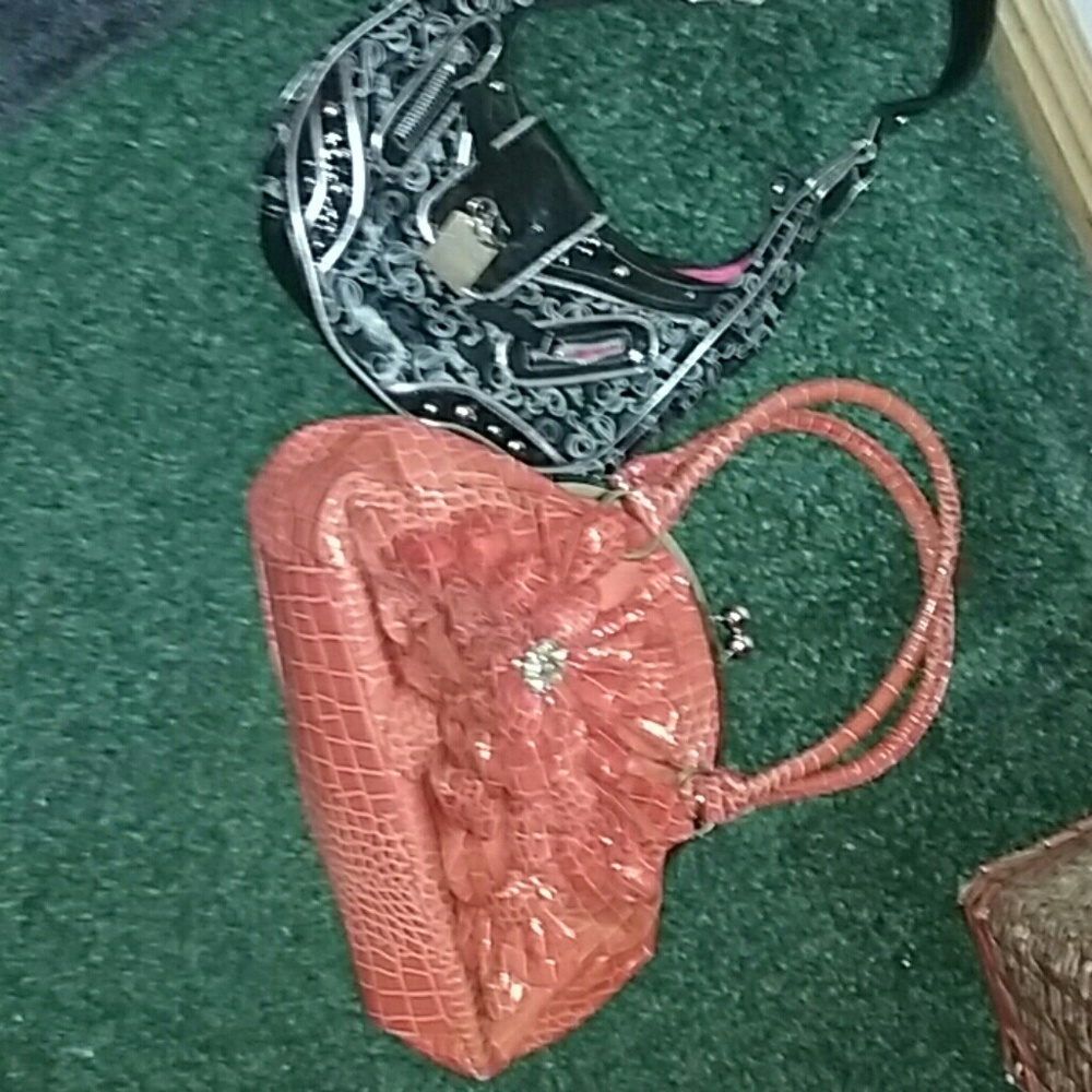 2 purses in a bundle.